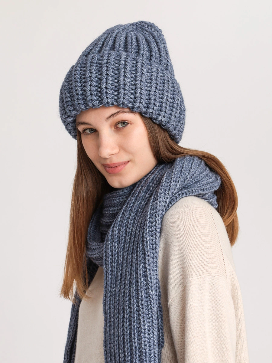 Комплект шапка и шарф синего цвета